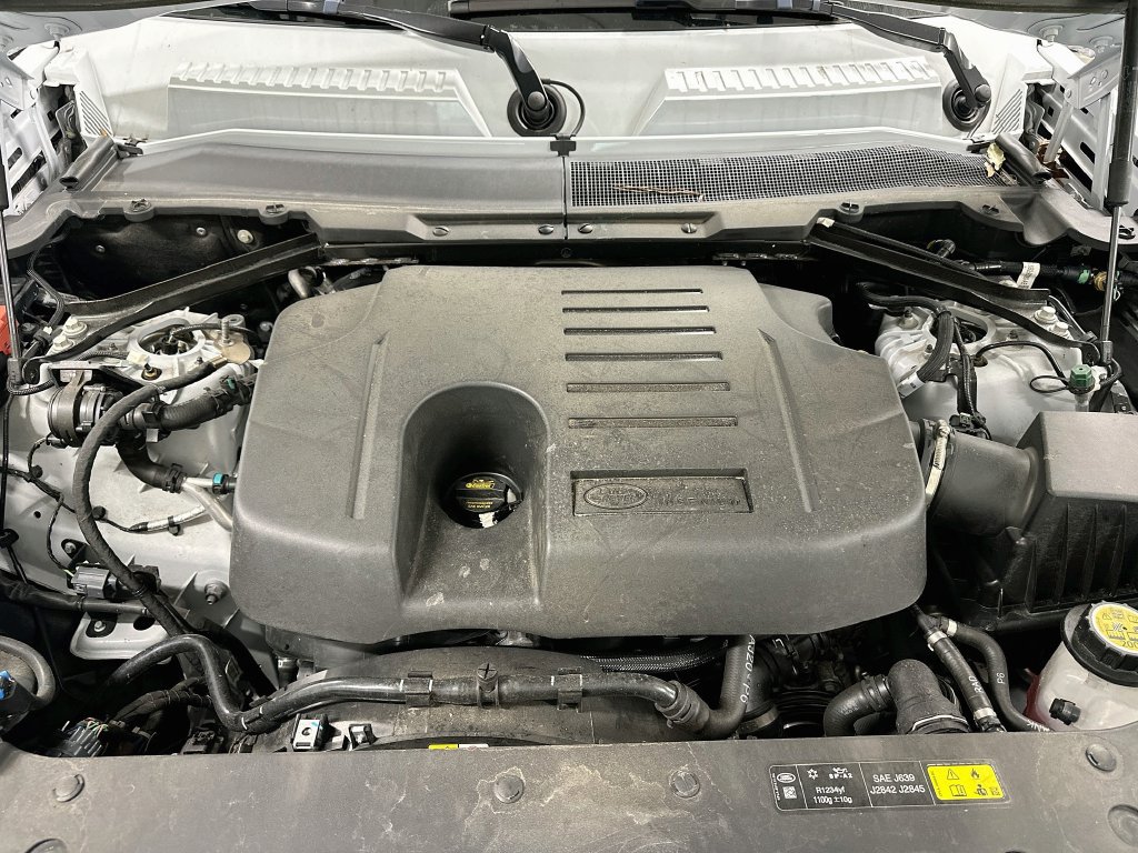 Used 2023 Land Rover Defender 130 SE AWD/4WD image 32