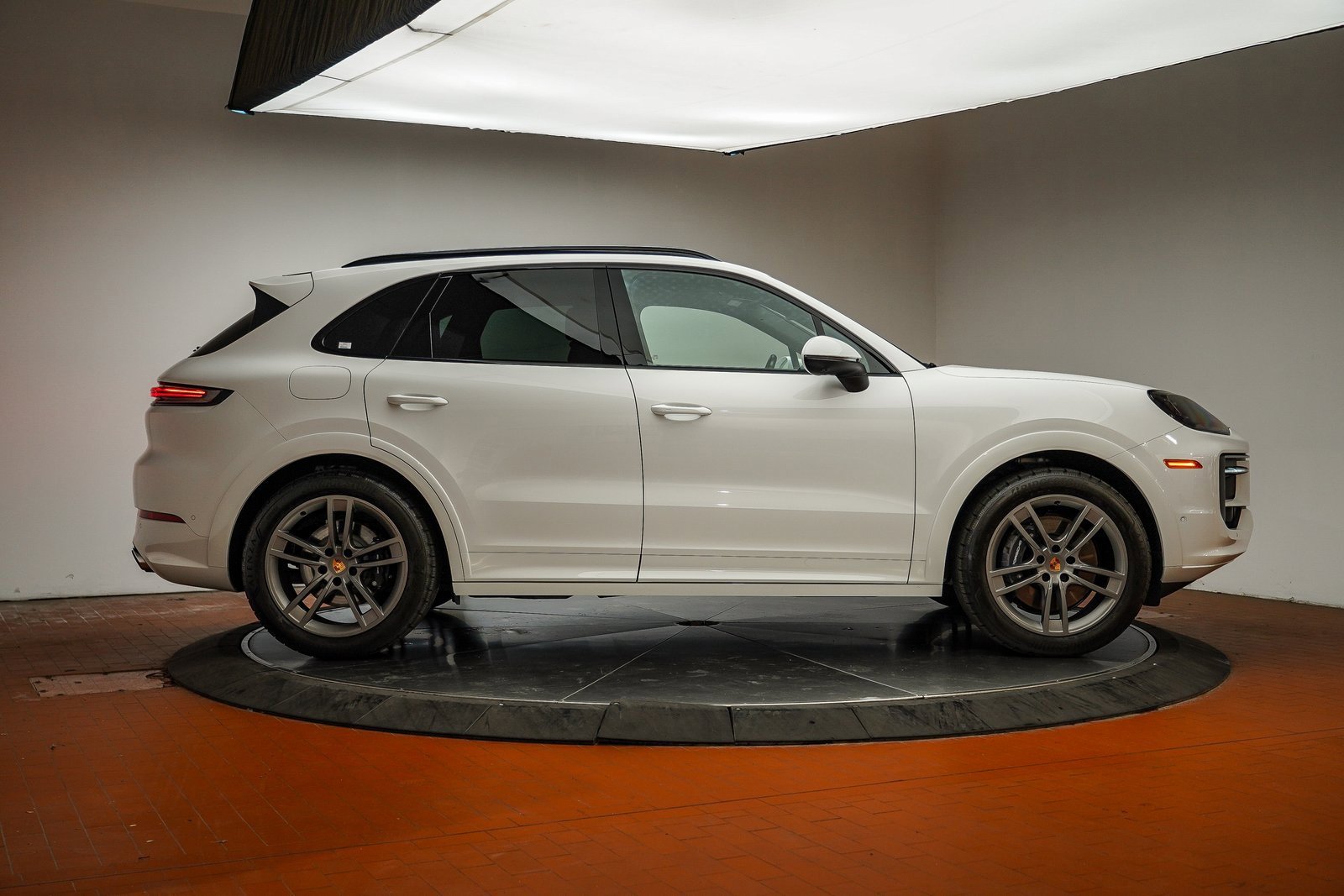Used 2025 Porsche Cayenne image 9