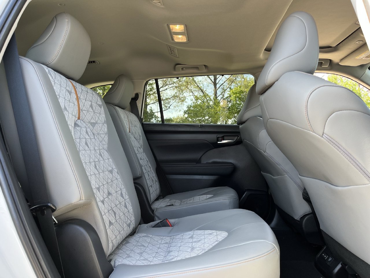 Used 2023 Toyota Highlander Bronze Edition FWD image 27