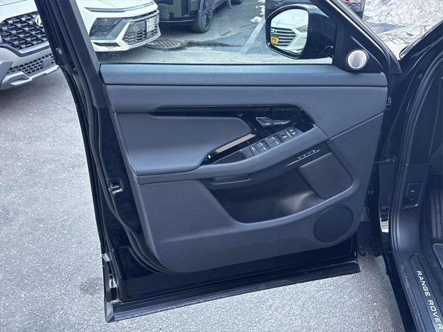 Used 2025 Land Rover Range Rover Evoque Dynamic SE image 14