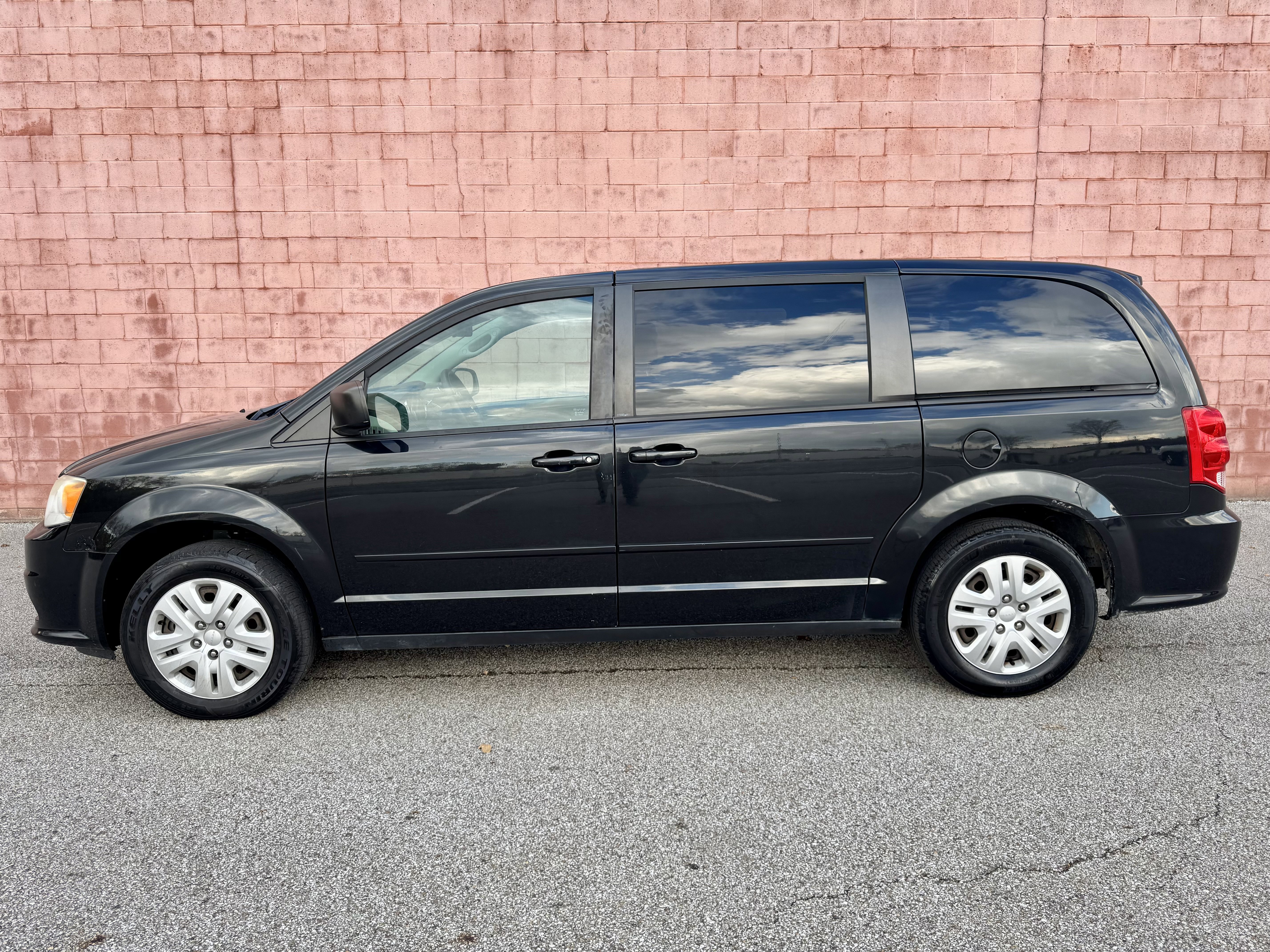 Used 2014 Dodge Grand Caravan SE w/ Quick Order Package 29E SE image 2