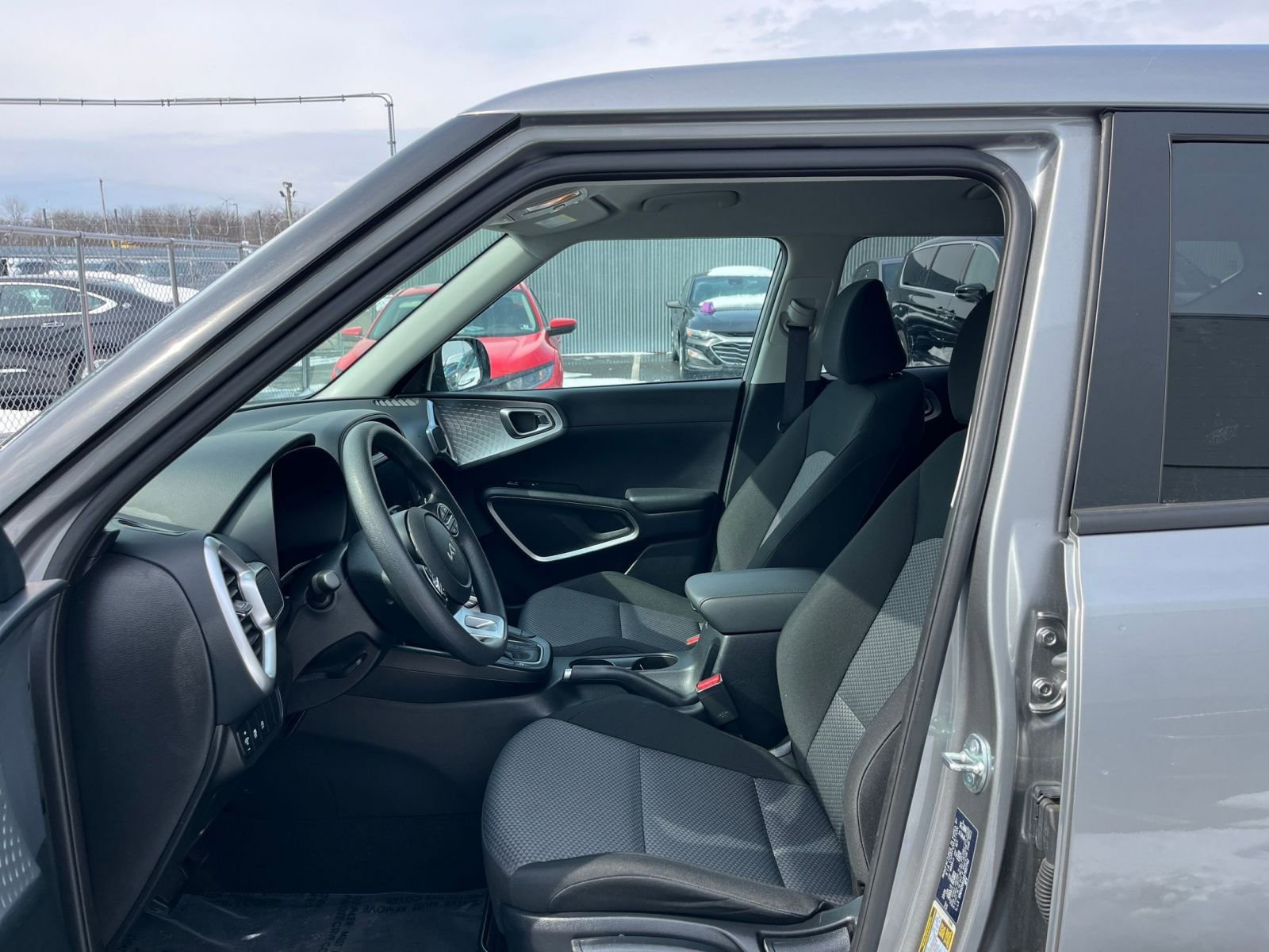 Used 2025 Kia Soul LX w/ LX Technology Package FWD image 24