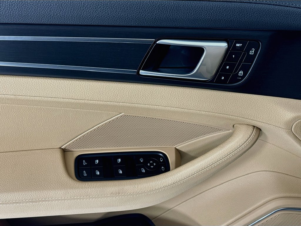 Certified 2023 Porsche Panamera image 11
