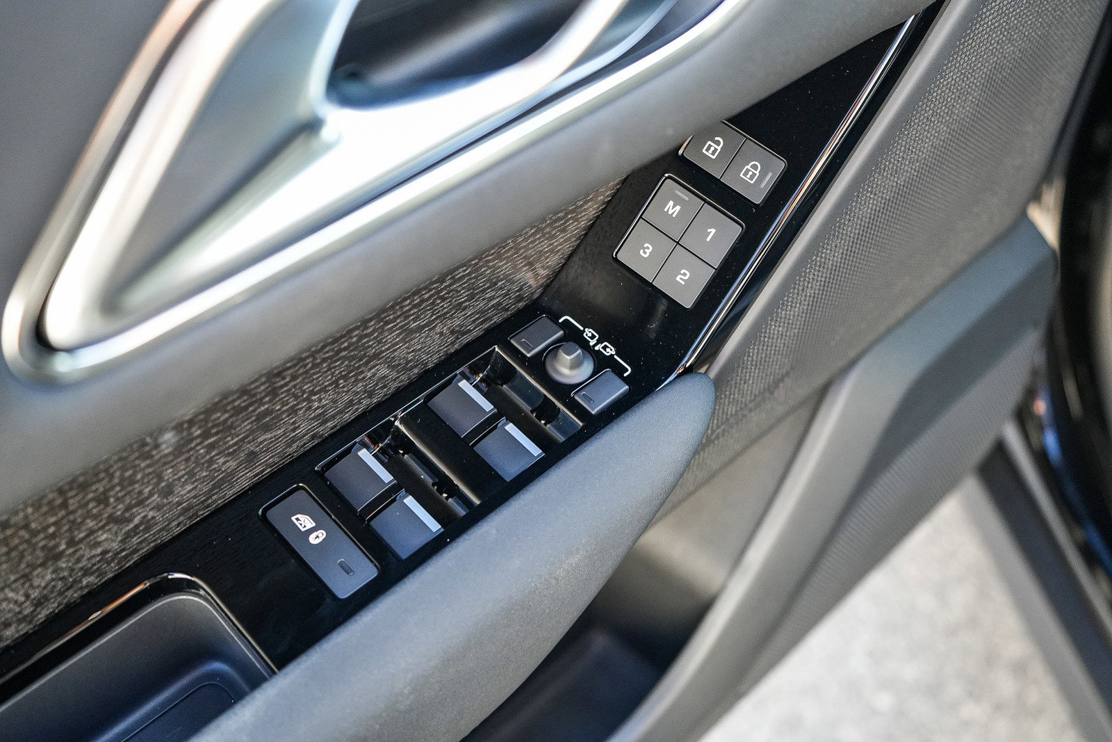 Certified 2025 Land Rover Range Rover Velar S AWD/4WD image 22
