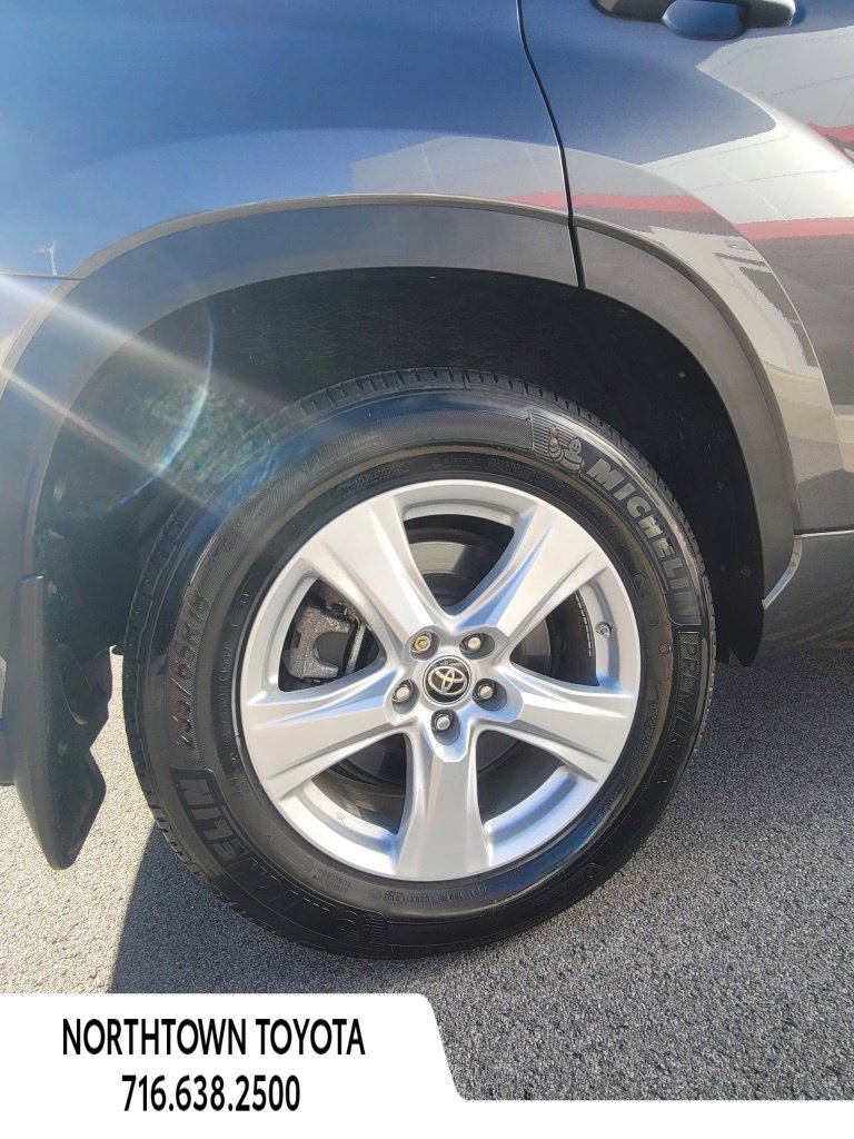 Used 2023 Toyota Highlander LE AWD/4WD image 10
