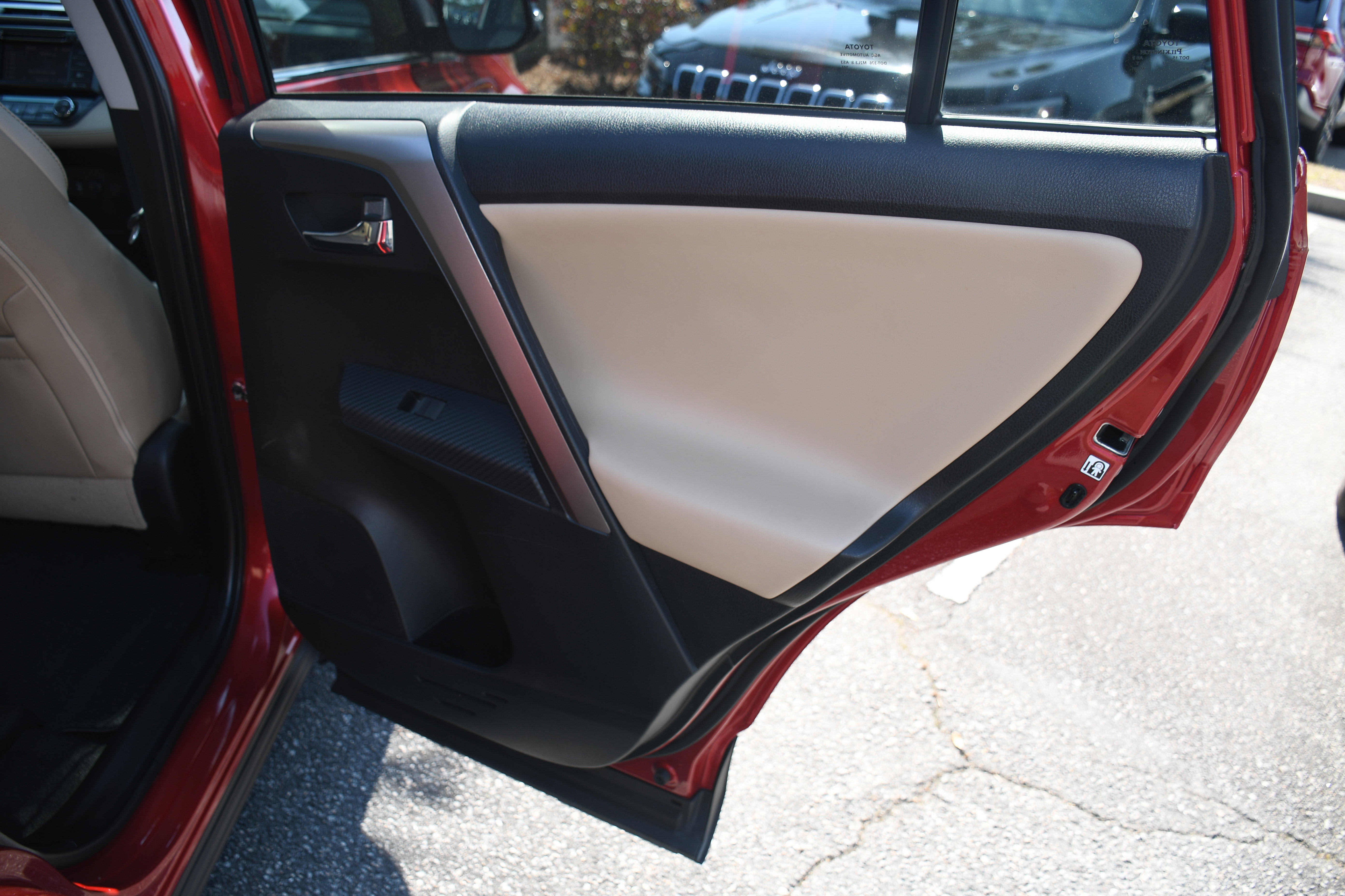 Used 2015 Toyota RAV4 Limited w/ Technology Package image 21