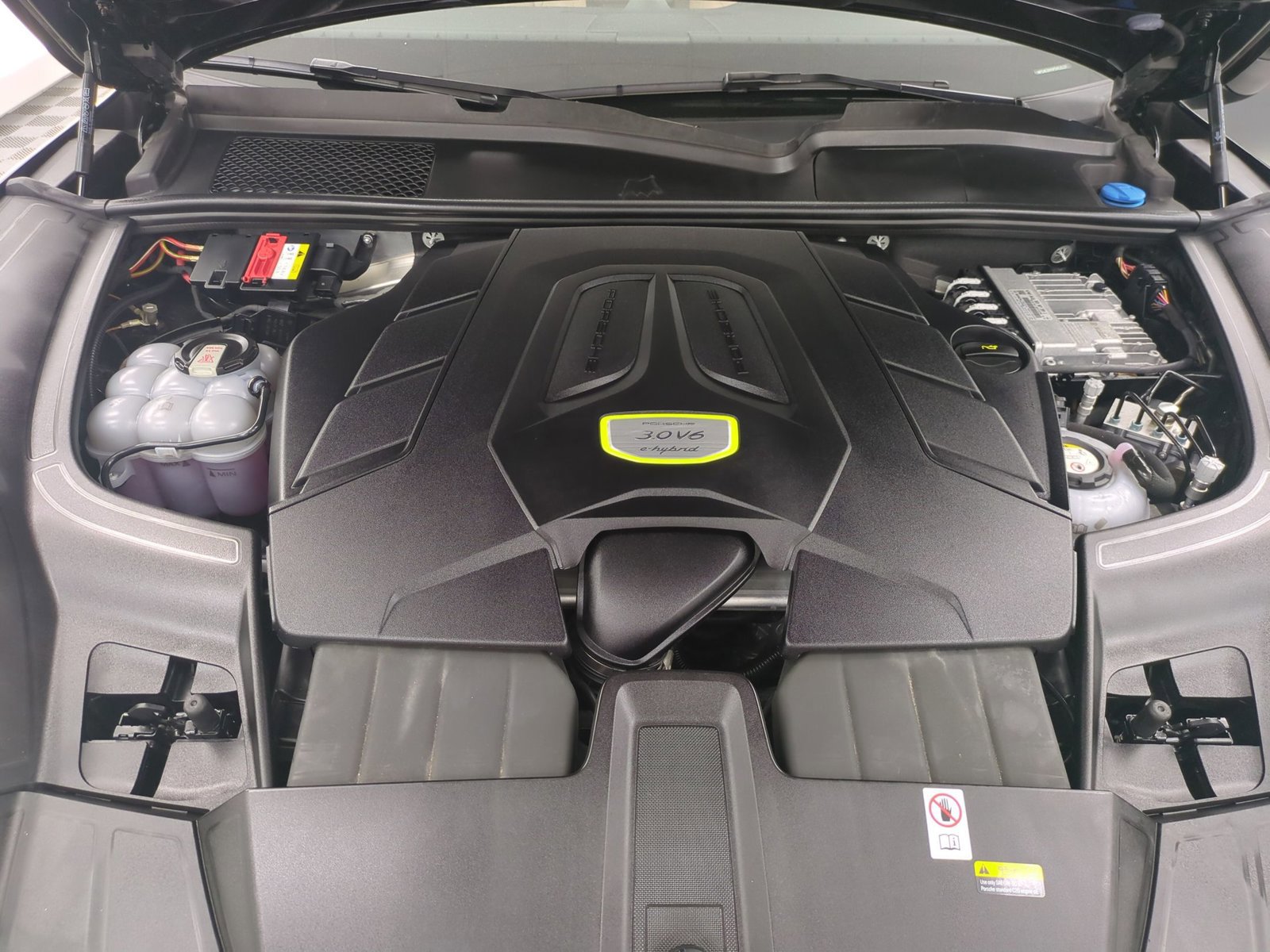 Certified 2023 Porsche Cayenne E-Hybrid image 27