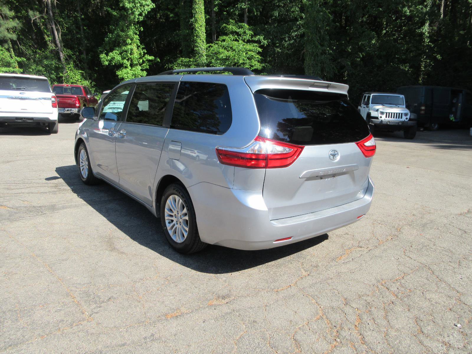 Used 2017 Toyota Sienna XLE FWD image 3