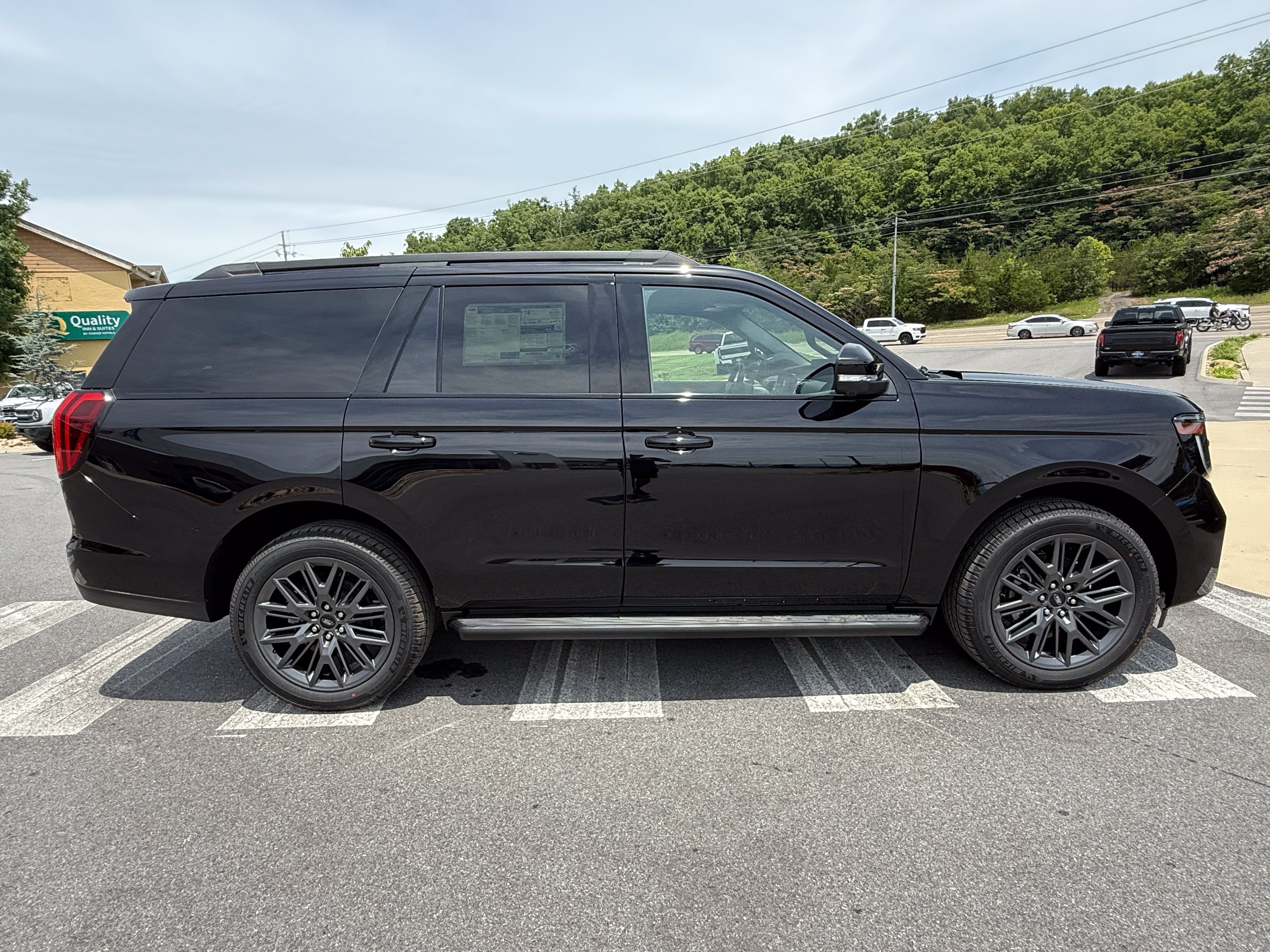 New 2026 Ford Expedition Platinum w/ Stealth Appearance Package AWD/4WD image 4