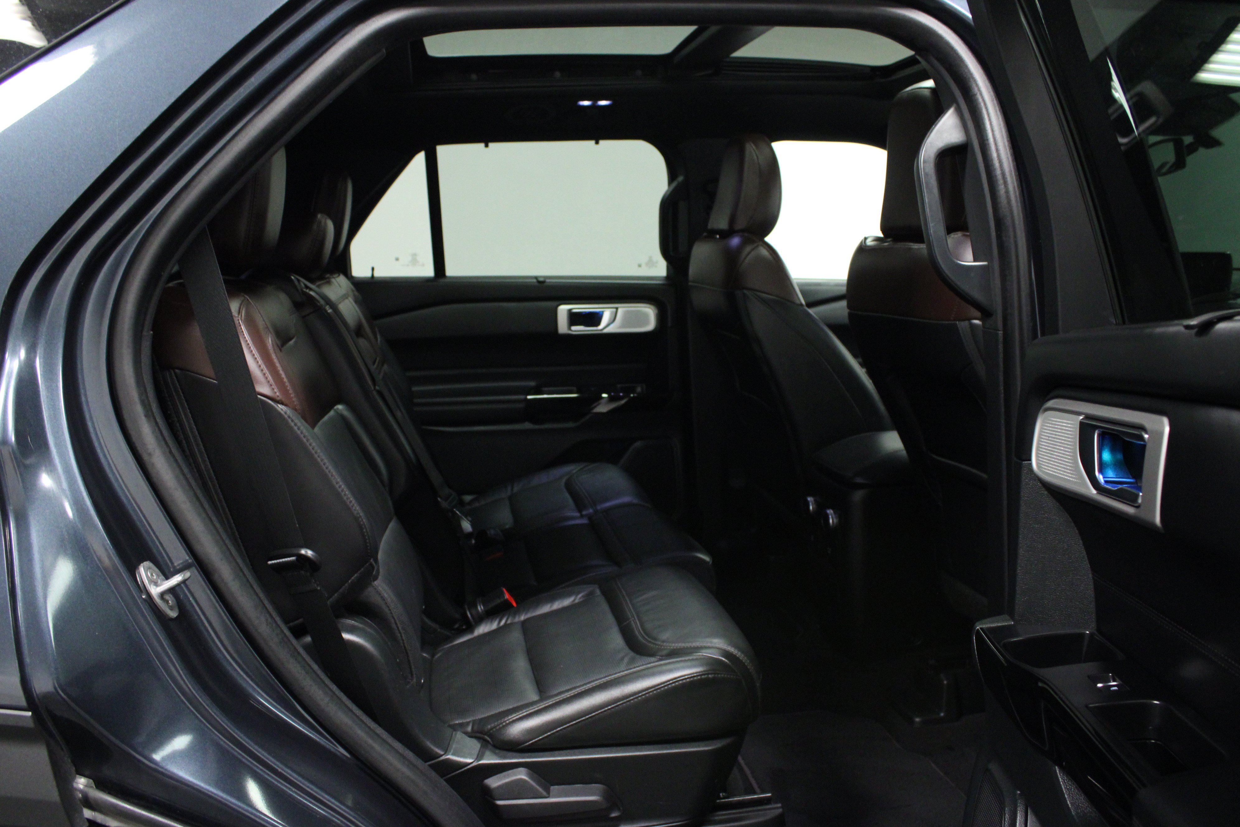 Used 2022 Ford Explorer Platinum w/ Technology Package RWD image 16