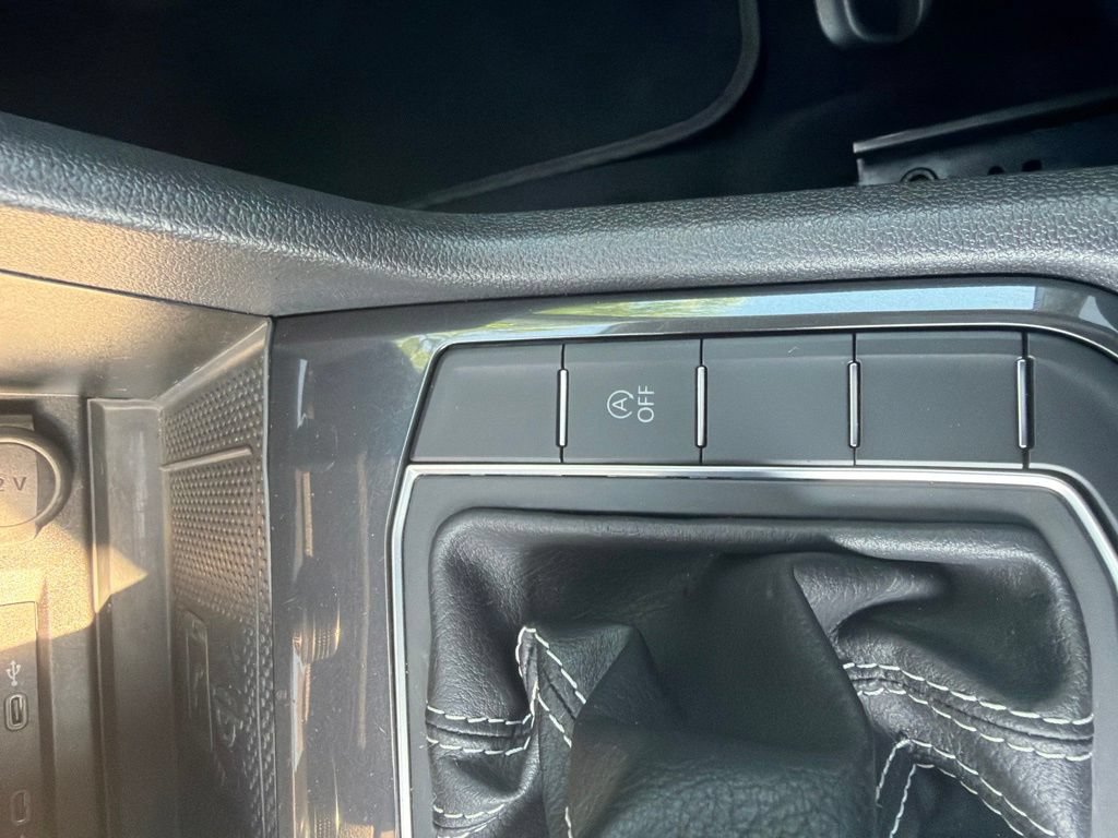 Used 2021 Volkswagen Tiguan SE w/ Panoramic Sunroof Package FWD image 24