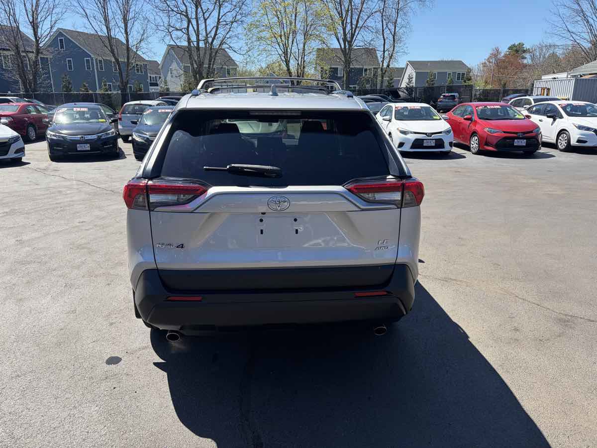 Used 2019 Toyota RAV4 LE AWD/4WD image 4