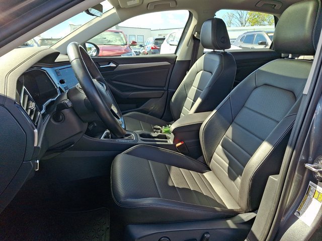 Certified 2023 Volkswagen Jetta SE w/ Panoramic Sunroof Package FWD image 17