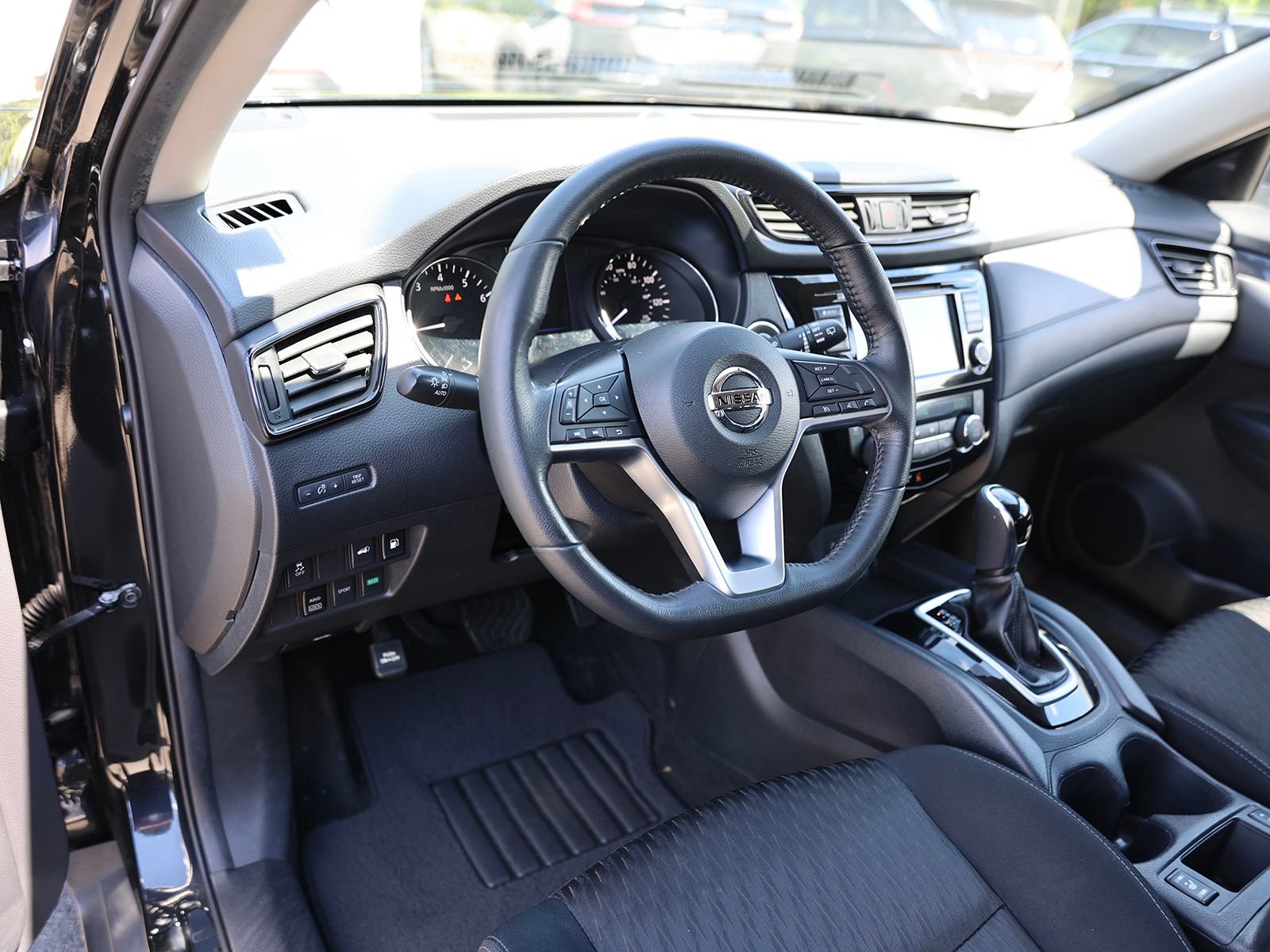 Used 2018 Nissan Rogue SV AWD/4WD image 16