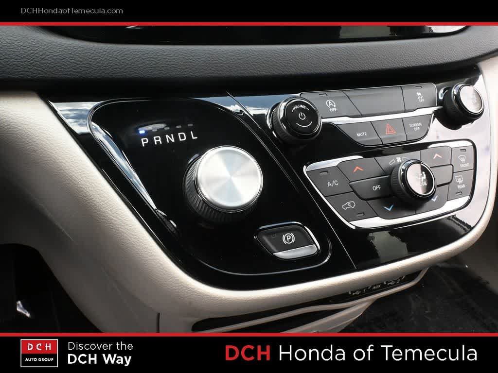 Used 2022 Chrysler Voyager LX FWD image 11