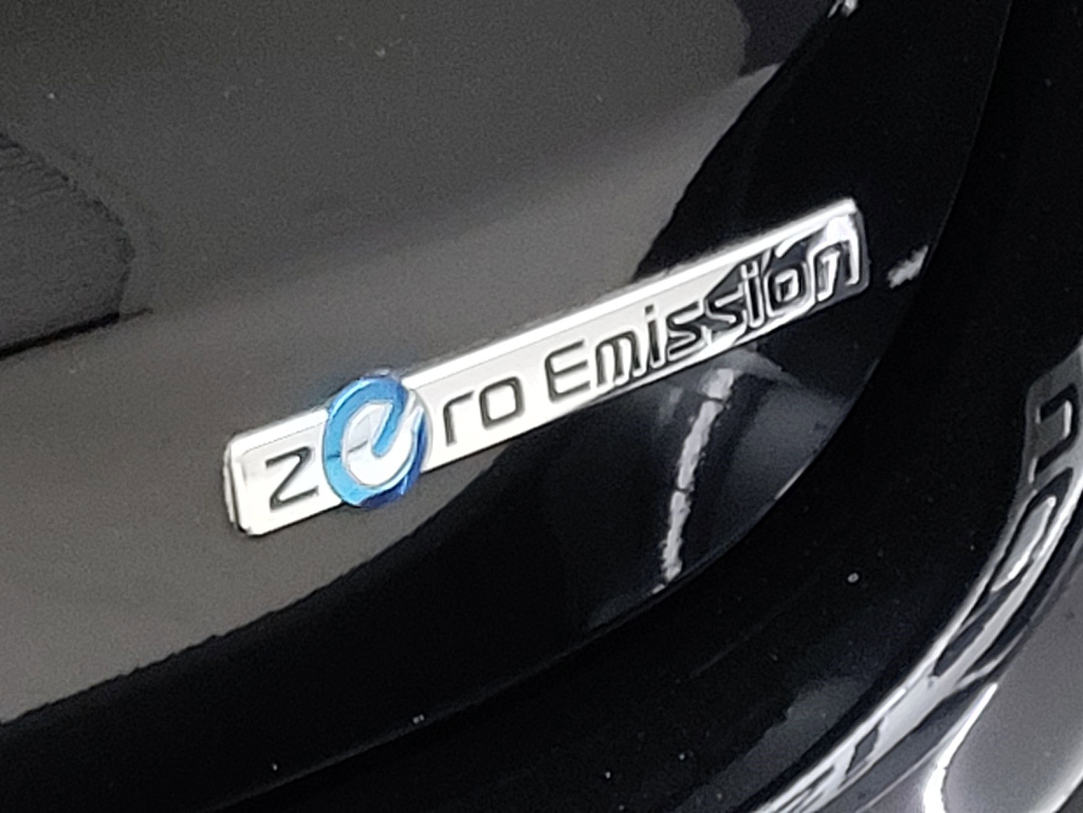 Used 2015 Nissan Leaf SL w/ Premium Package image 12