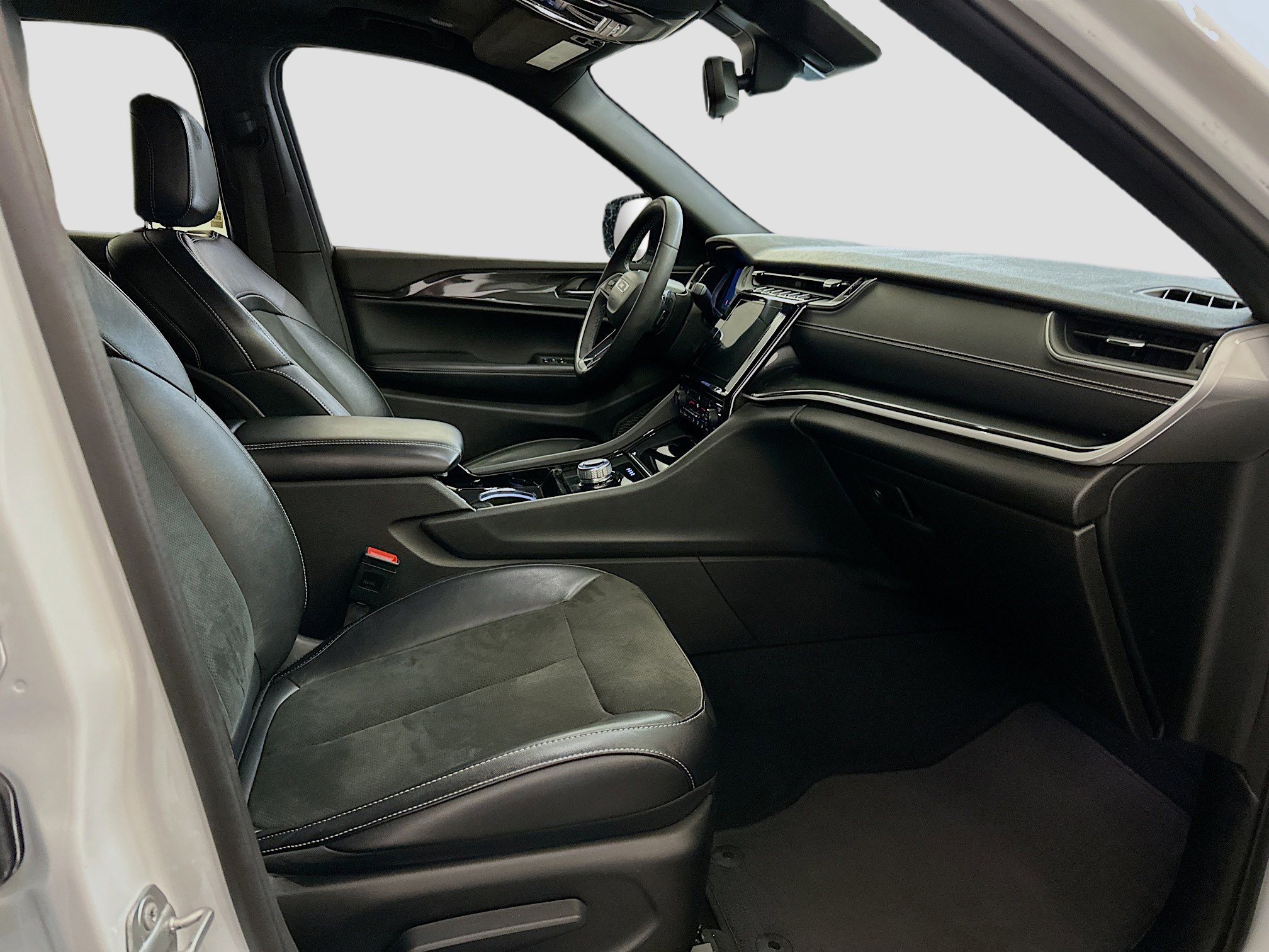 Used 2023 Jeep Grand Cherokee L Laredo image 34