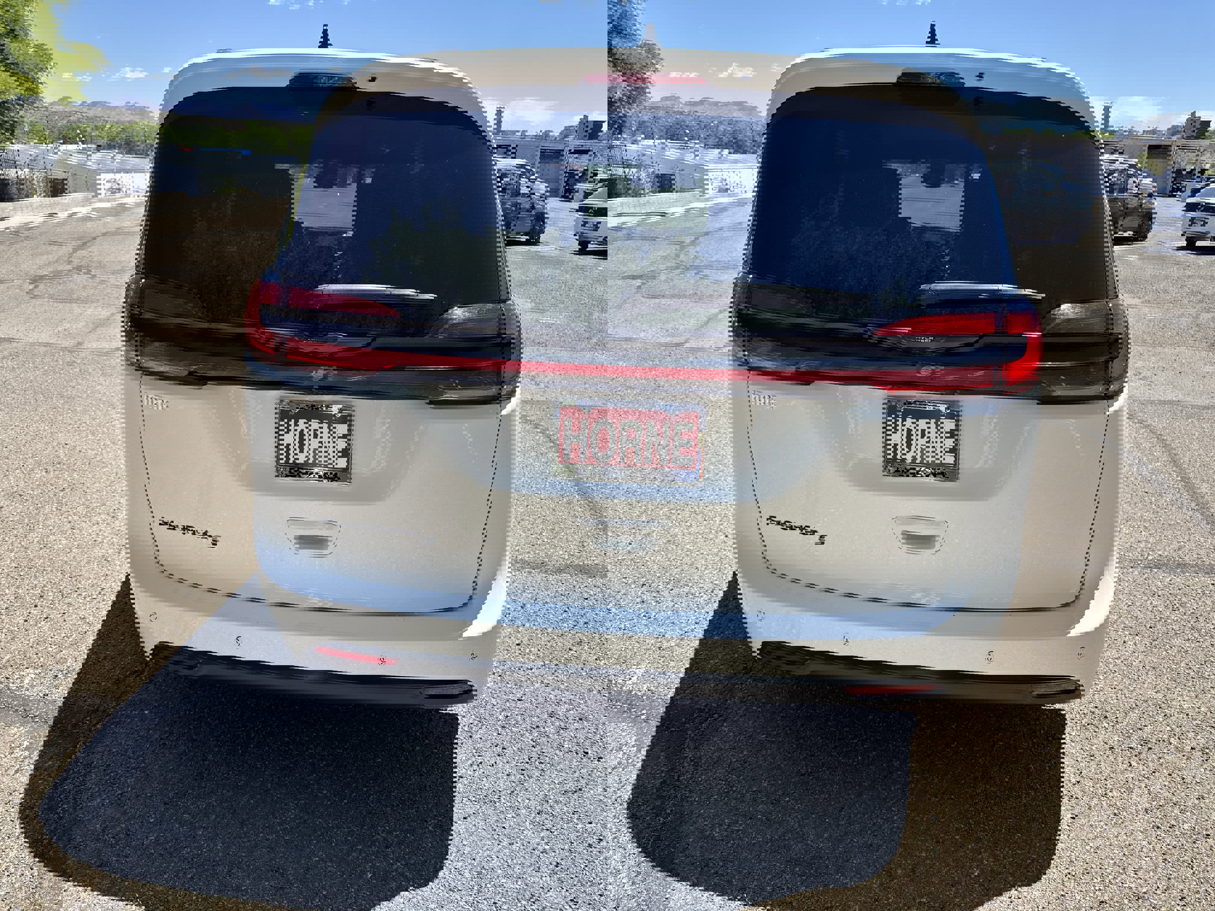 Used 2024 Chrysler Pacifica Touring-L w/ Uconnect Theater Family Group FWD image 6