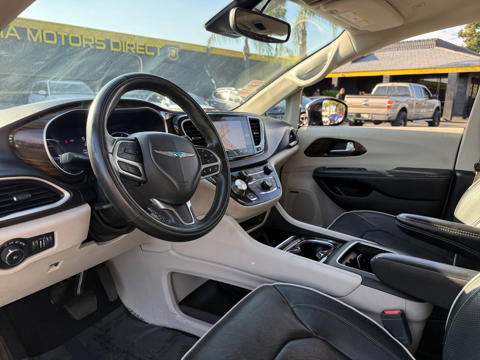 Used 2022 Chrysler Pacifica Limited w/ Uconnect Theater Family Group image 15