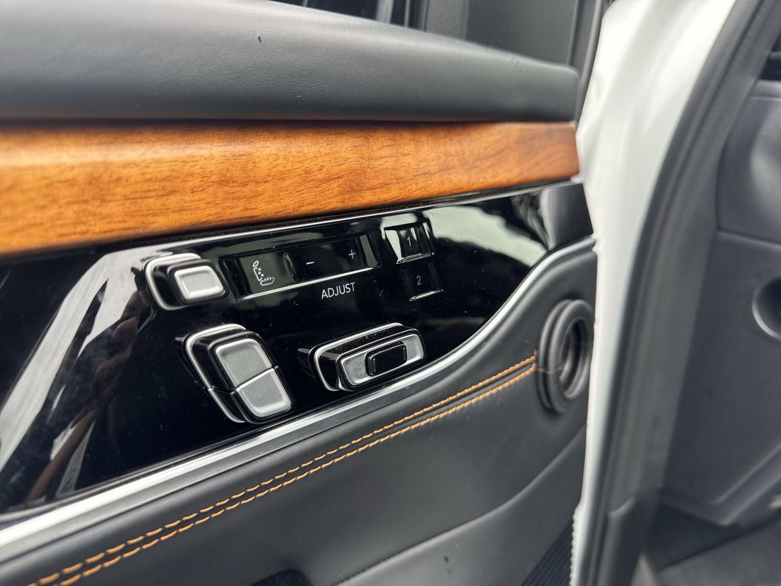 Used 2024 Jeep Grand Wagoneer L Series III AWD/4WD image 26