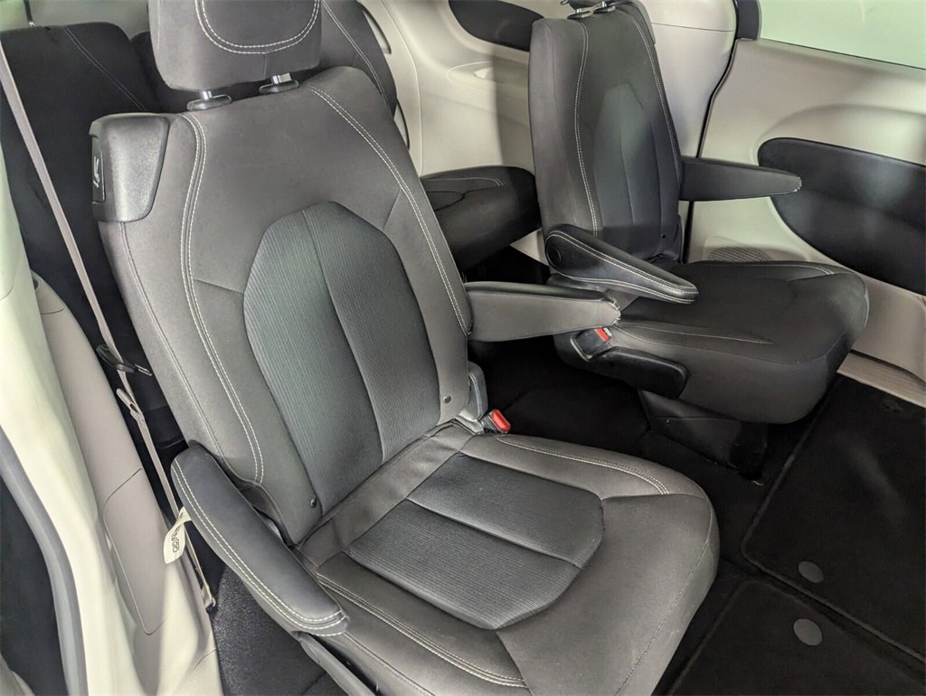 Used 2023 Chrysler Voyager LX image 32