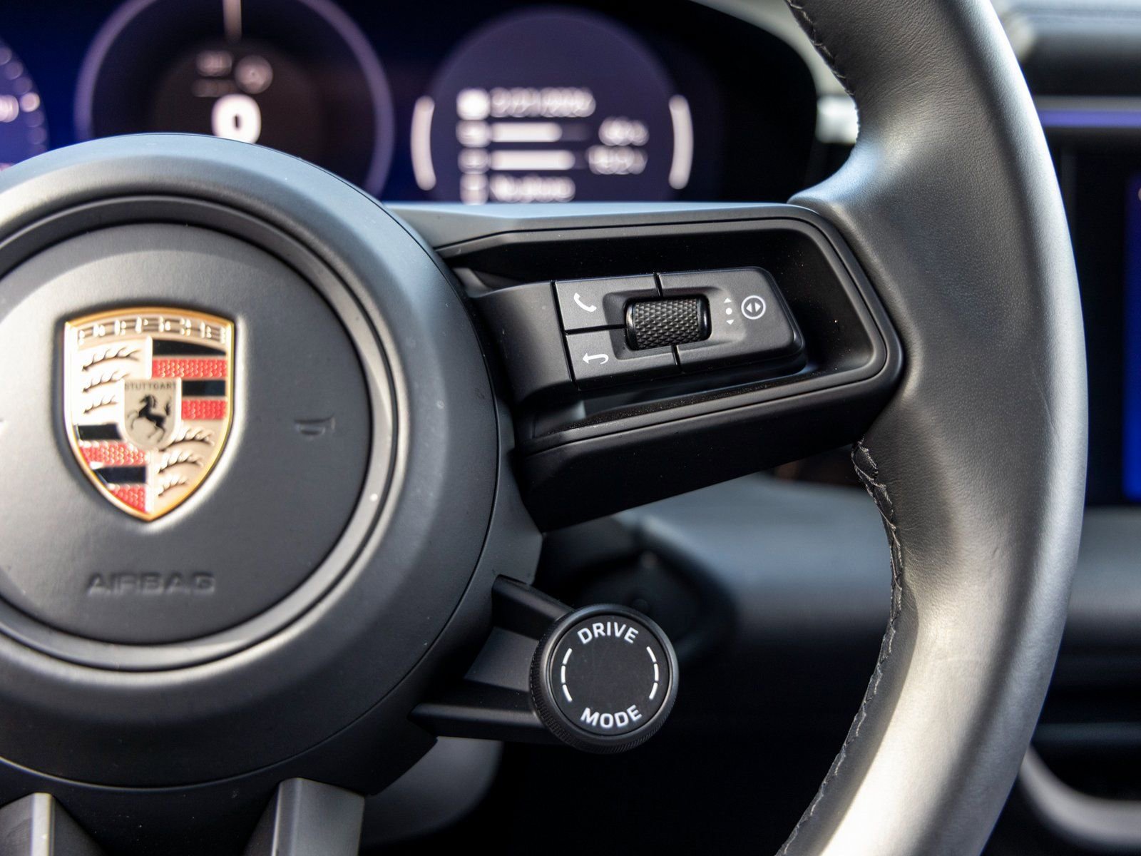 Certified 2025 Porsche Macan Electric image 31