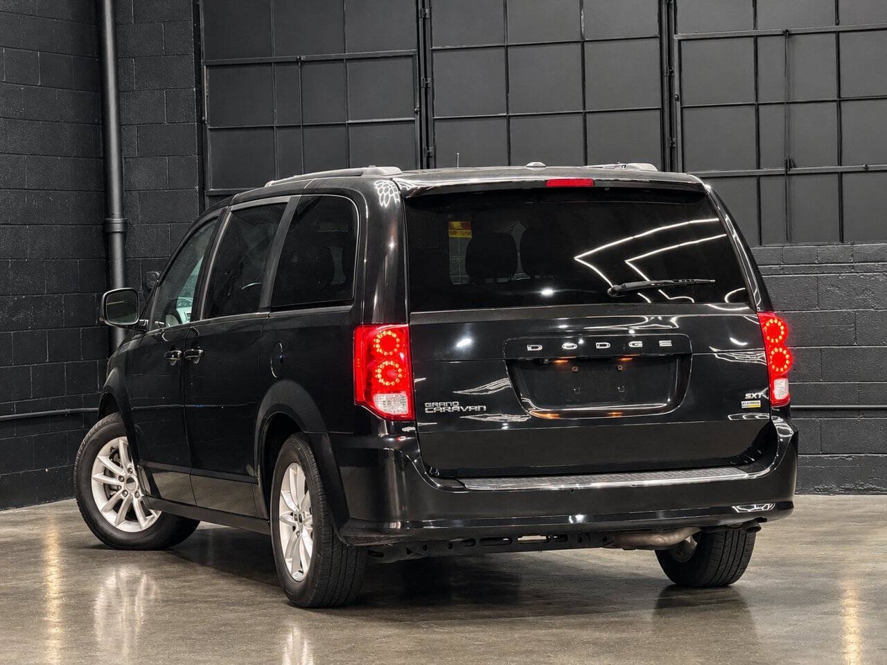 Used 2018 Dodge Grand Caravan SXT FWD image 4