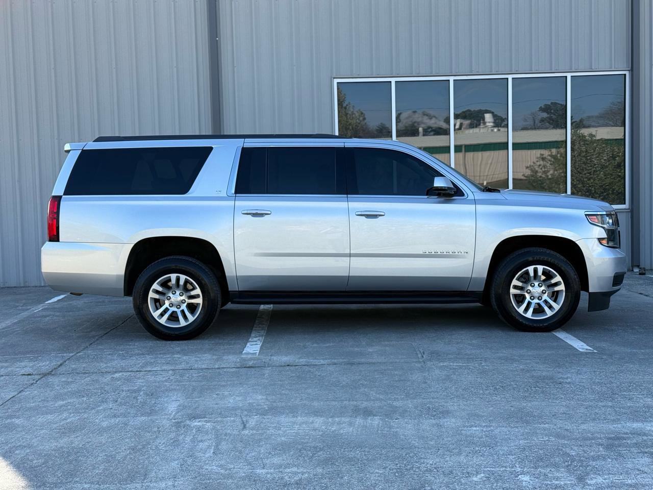 Used 2019 Chevrolet Suburban LT image 4