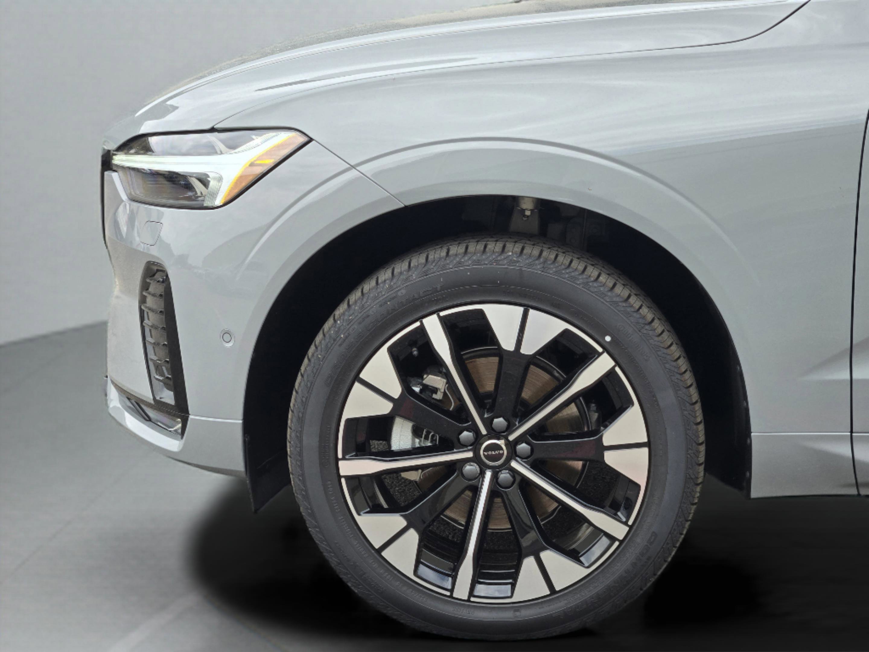 New 2026 Volvo XC60 B5 Plus w/ Protection Package Premier image 32