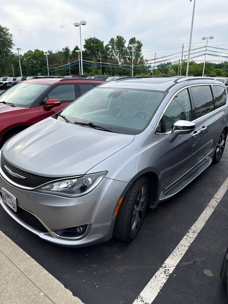 Used 2017 Chrysler Pacifica Limited w/ Advanced Safetytec Group FWD image 2
