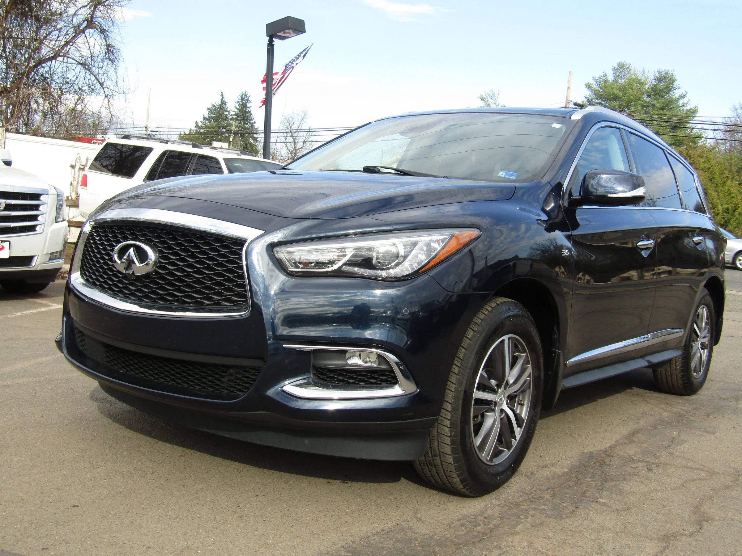 Used 2019 INFINITI QX60 Luxe w/ Essential Package image 3