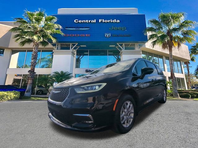 Used 2024 Chrysler Pacifica Touring-L image 9