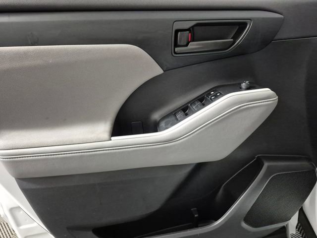 Used 2023 Toyota Highlander L image 13