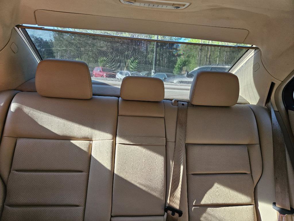 Used 2011 Mercedes-Benz E 350 4MATIC Sedan image 33