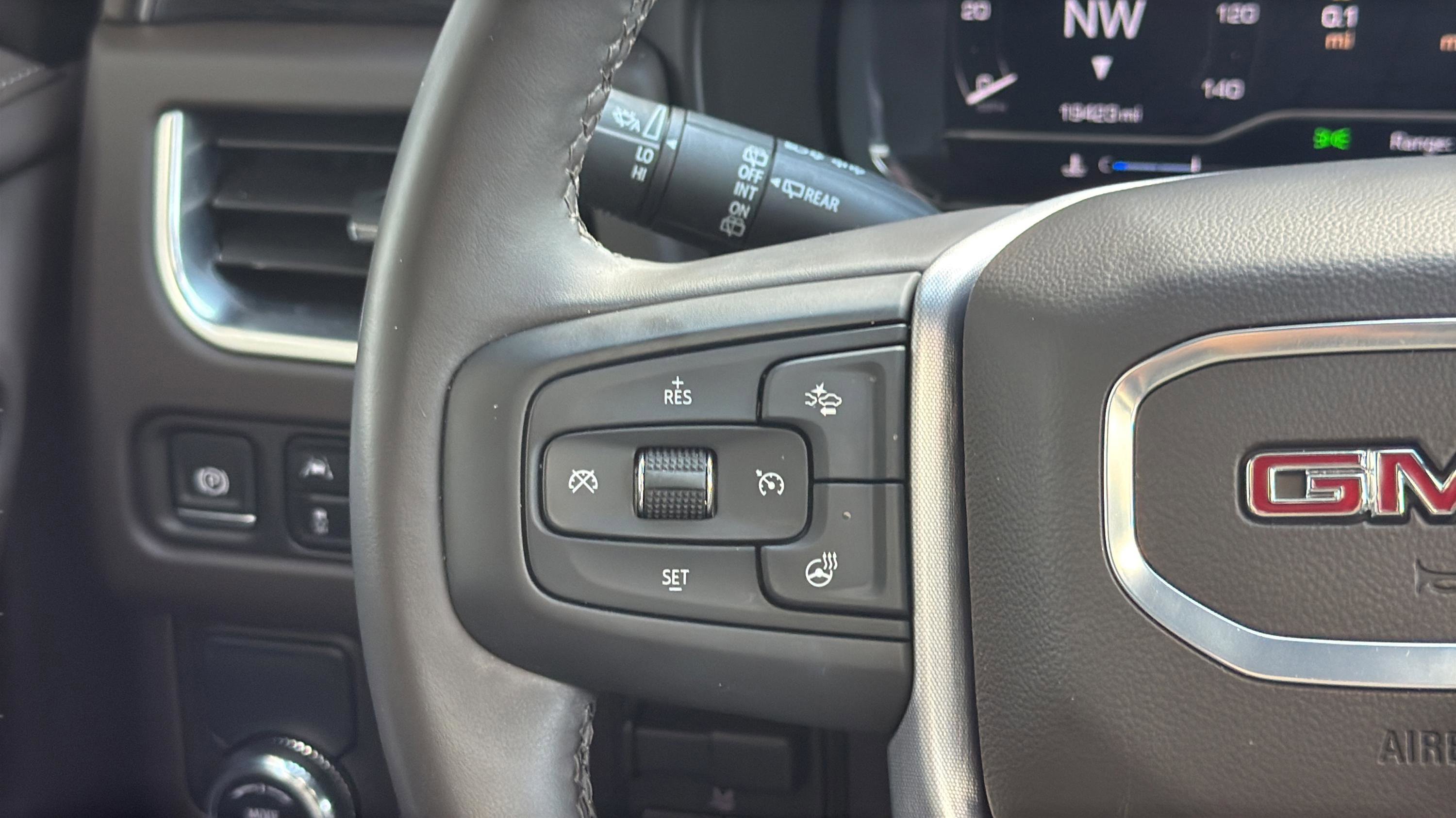Used 2024 GMC Yukon SLT w/ SLT Premium Package RWD image 32