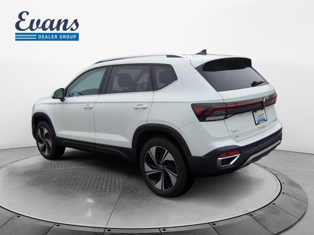 Certified 2025 Volkswagen Taos SE image 4