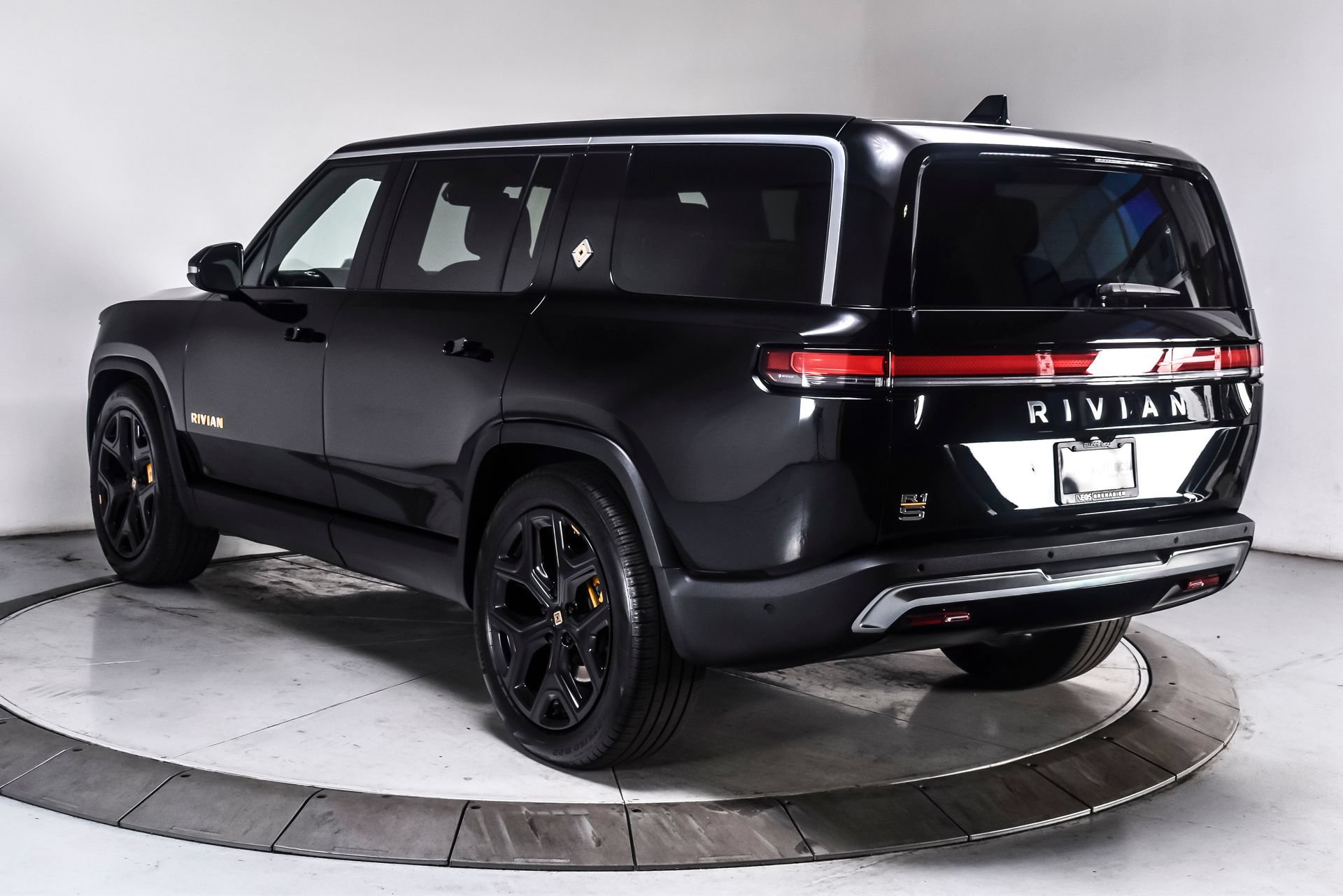 Used 2024 Rivian R1S Adventure AWD/4WD image 11