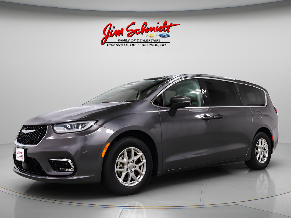 Used 2023 Chrysler Pacifica Touring-L FWD image 3