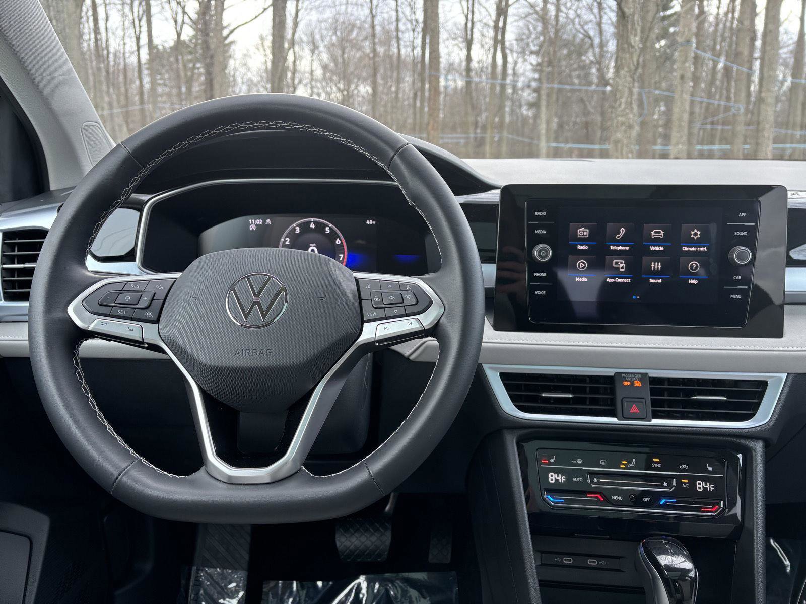 Used 2025 Volkswagen Taos SE w/ Panoramic Sunroof Package image 28