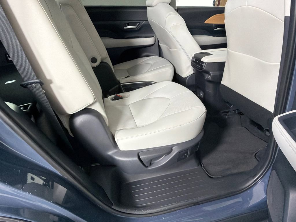 Used 2026 Toyota Grand Highlander Platinum image 17