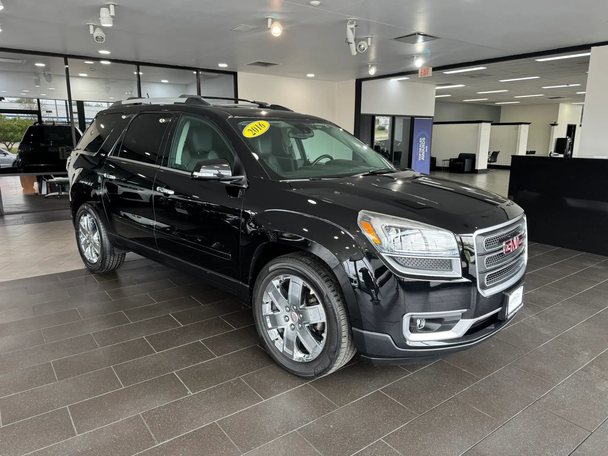 Used 2016 GMC Acadia SLT w/ Premium Edition FWD image 2