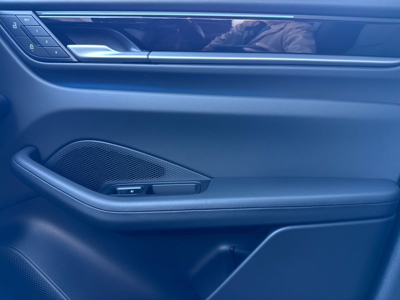 Certified 2025 Porsche Macan Electric RWD image 20