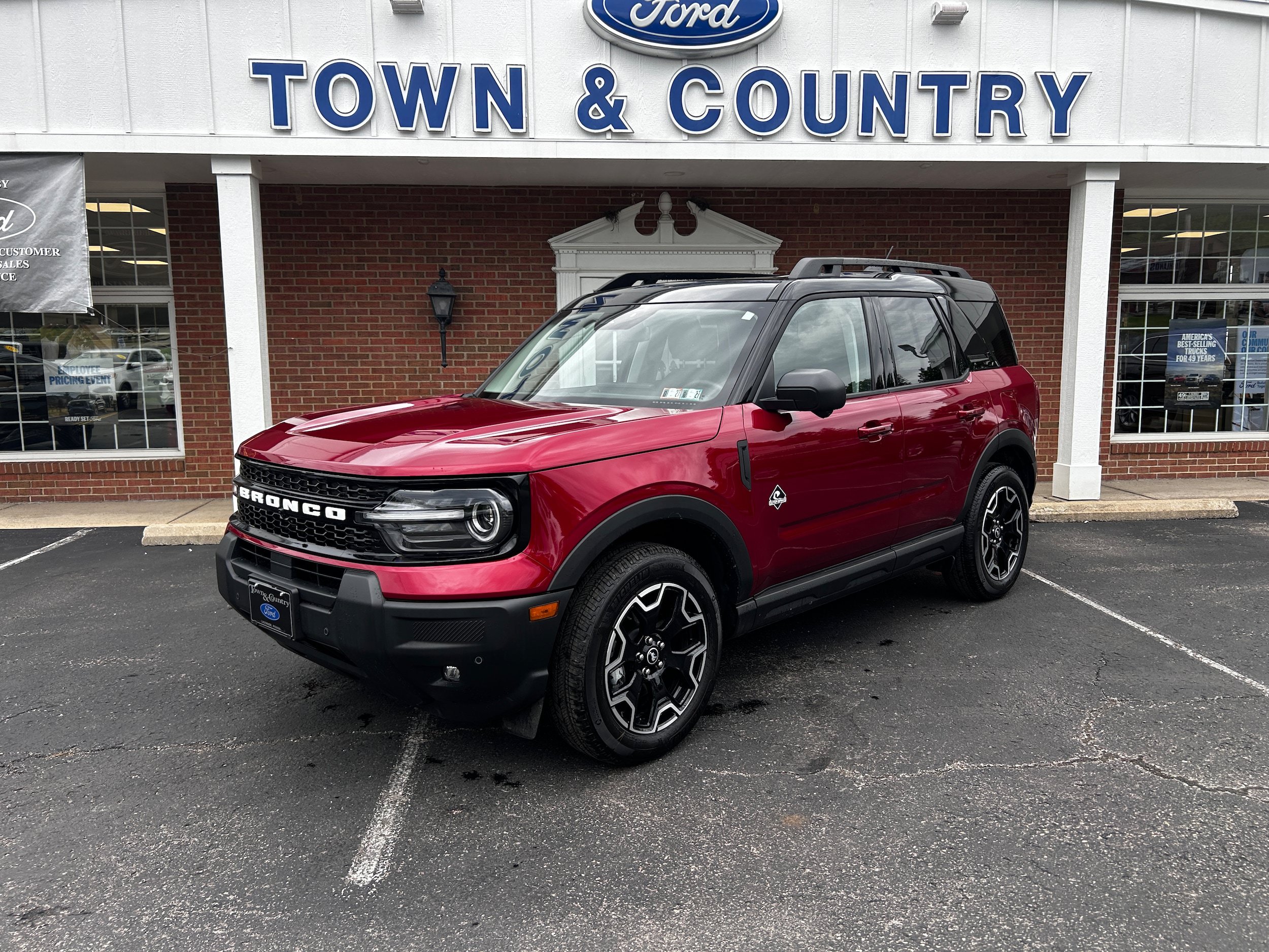 Used 2025 Ford Bronco Sport Outer Banks w/ Outer Banks Tech Package+ AWD/4WD image 2