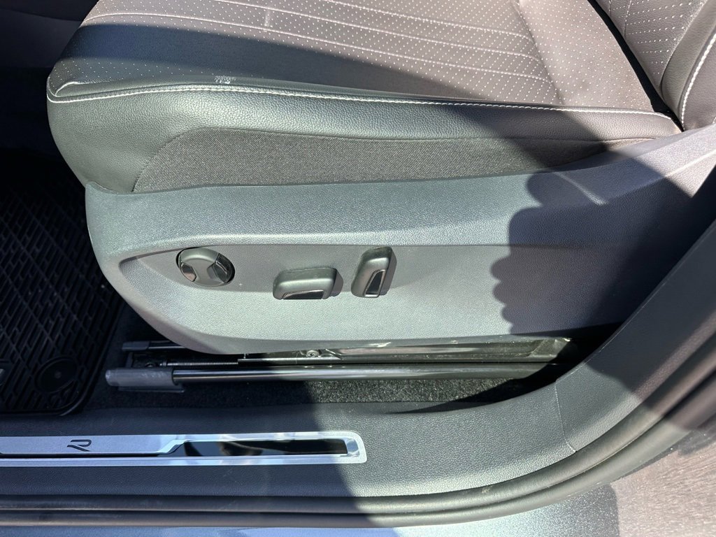 Used 2024 Volkswagen Tiguan SE R-Line w/ MDO Package, Three-Row image 11