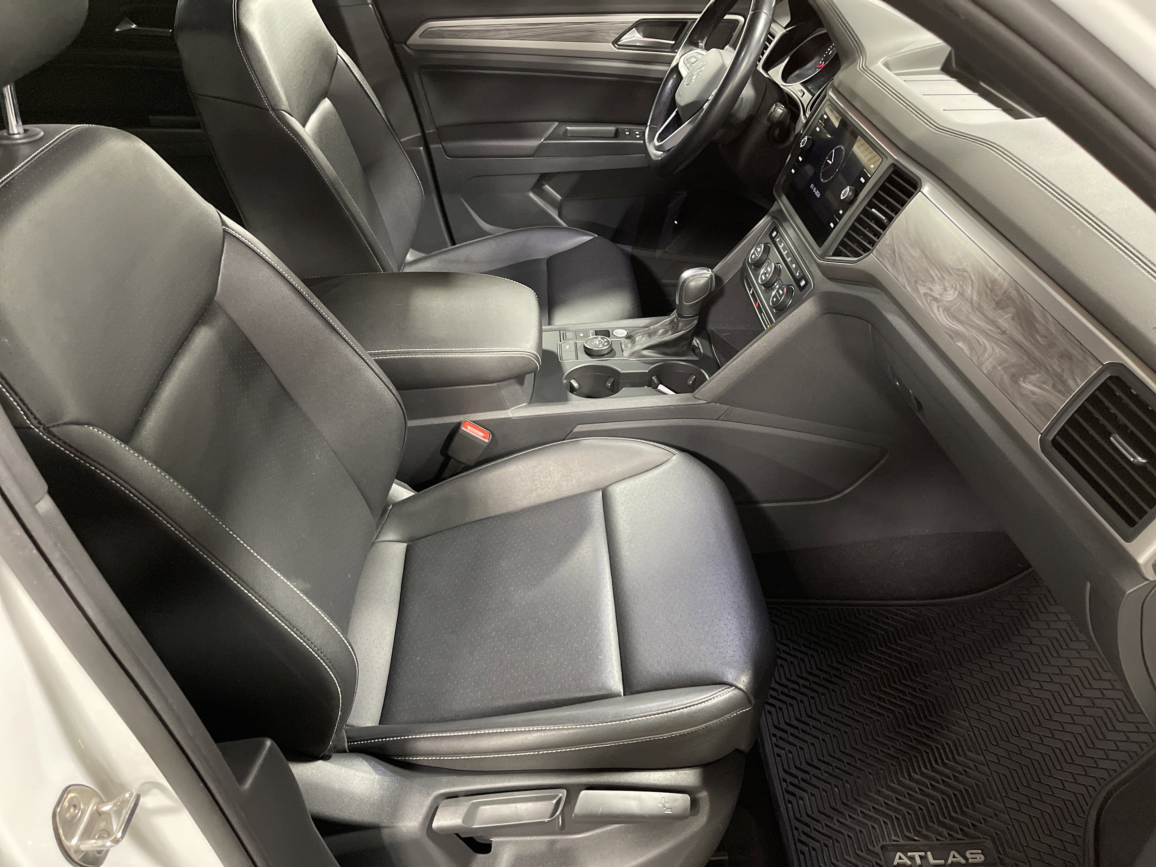 Used 2020 Volkswagen Atlas Cross Sport SE w/ Panoramic Sunroof Package image 15