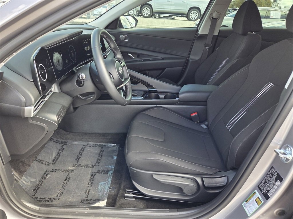 Used 2025 Hyundai Elantra SEL image 4