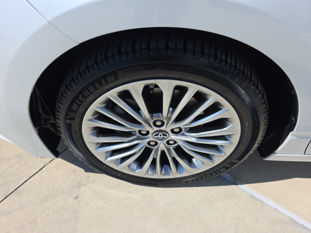 Used 2019 Toyota Avalon Limited FWD image 5