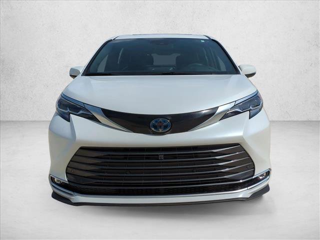 Used 2025 Toyota Sienna Platinum image 2