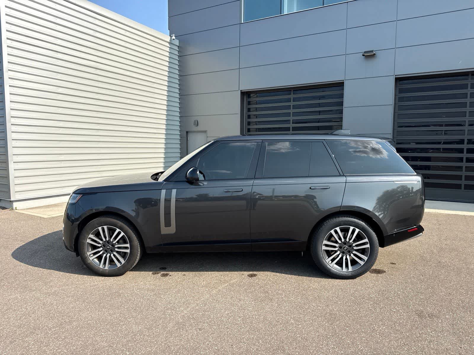 Used 2023 Land Rover Range Rover SE AWD/4WD image 2