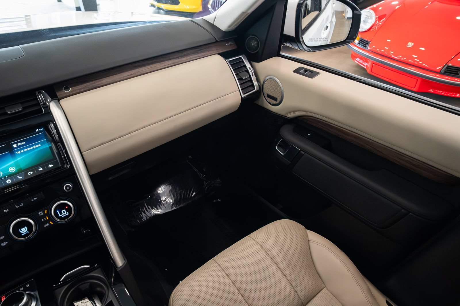 Used 2017 Land Rover Discovery HSE AWD/4WD image 11